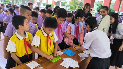 🌺🌺Ngày 11/11/2024, Trường Tiểu học Tân Sơn Nhì phối hợp với Khoa giáo dục Tiểu học trường Đại học Sư phạm Tp.HCM tổ chức Ngày hội trải nghiệm toán học.